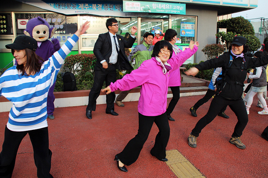 지난 주말 시내 곳곳에서 통합진보당 당직자와 당원 가족들이 플래시몹 유세를 진행하고 있다.