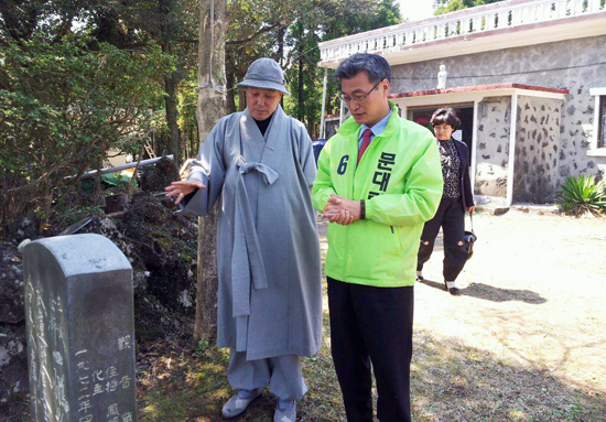 문대림 후보가 7일 오전 서귀포 소재 사찰투어를 진행하고 있다.