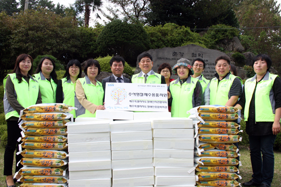 제주도장애인지원협의회가 추석명절 제수용품(쌀과 돼지고기)을 제주도장애인종합복지관에 기탁했다.
