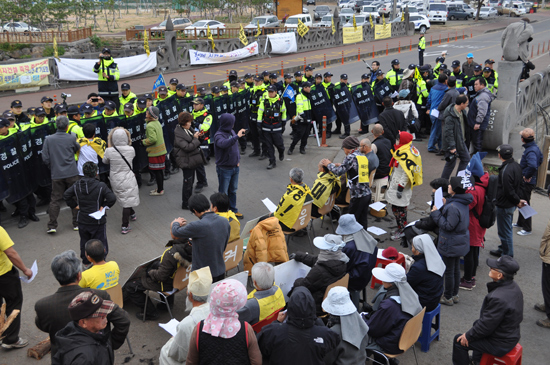 강정마을회 등이 제주해군기지사업단 정문앞에서 기자회견을 하고 있다. / 강정마을회 제공