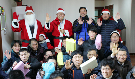 애덕 봉사회가 일일 산타클로스가 돼 장애인들에게 선물을 주고 있다.