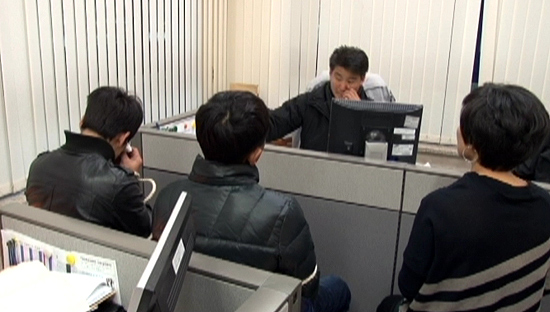 위조된 신분증으로 제주를 빠져나가려던 무사증 중국인들이 붙잡혀 경찰 조사를 받고 있다.