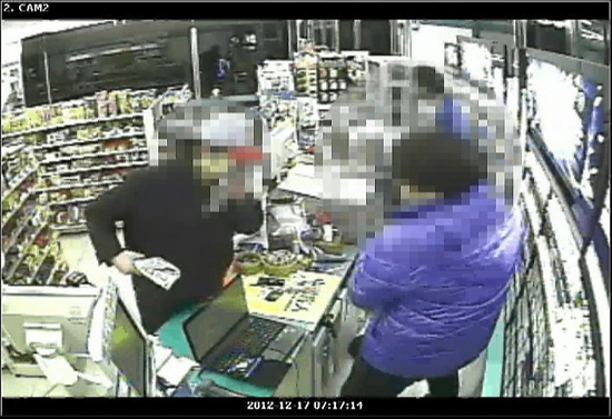 서귀포시 모 편의점에서 강도짓을 하는 C씨의 모습이 찍힌 편의점 CCTV / 서귀포경찰서 제공