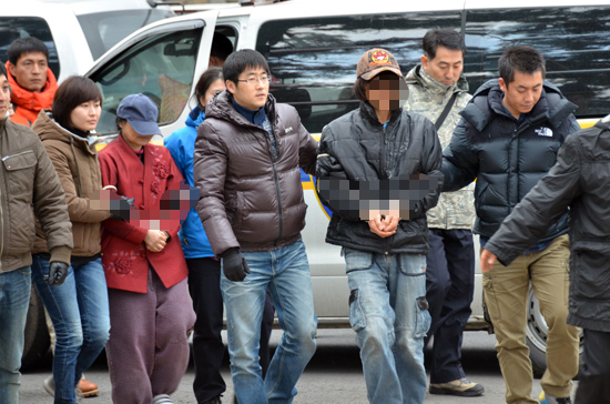 보험금을 노리고 50대 남성을 살해한 피의자들이 범행현장으로 들어가고 있다.