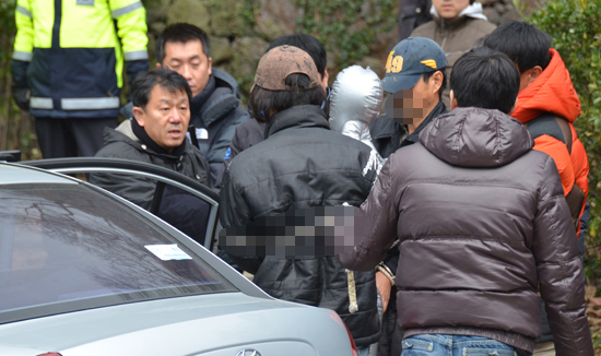 범행을 재현하고 있는 피의자들