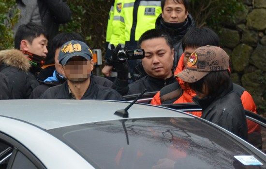 범행을 재현하던 피의자들이 고개를 들어 주변을 보고 있다.