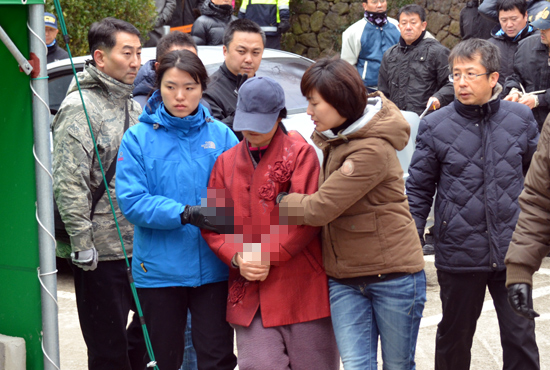 고아원 원장 이모씨가 자리를 옮기고 있다.