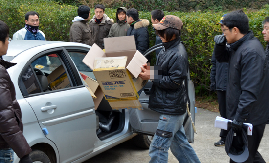 서모군이 박스를 차량안에 넣고 있다.