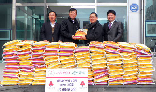 이명구씨가 8일 제주시를 찾아 쌀 100포를 전달하고 있다.