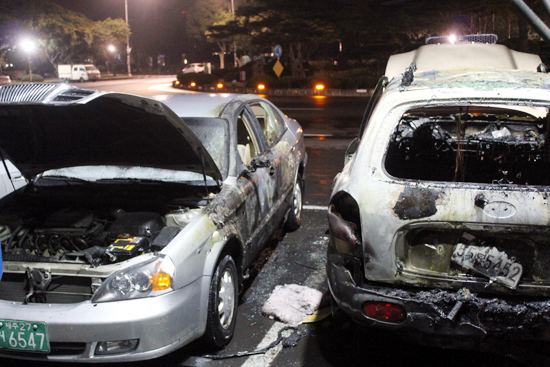 불은 인근 차량으로 옮겨 붙었다. 옆에 세워진 차량도 일부 불에 탔다.