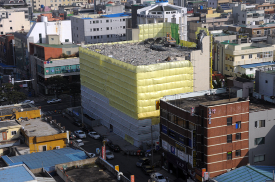 14일 옛 신한백화점 건물이 철거되고 있다.