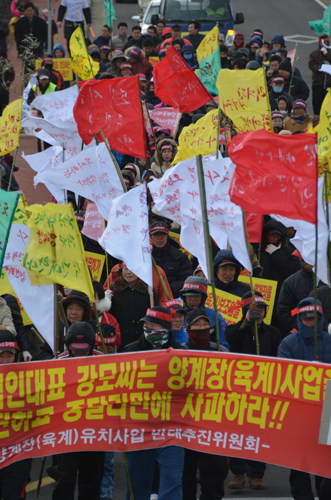 해녀박물관에서 집회를 마친 지역주민들이 행진을 하고 있다.