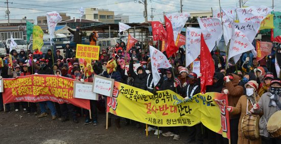 세화오일장 공터에 모인 지역주민들이 사업자를 비난하는 구호를 외치고 있다.