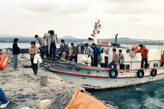 1987년 비양도에 배를 대고 있는 한양호. 임태종씨는 이 배를 1987년 인수받아 운영하기 시작했다.