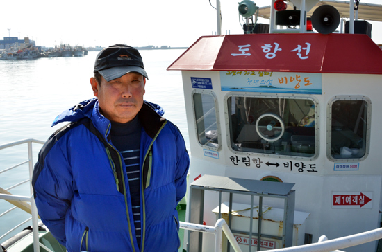 비양호을 운영하는 임태종씨. 그는 때론 선장으로, 기관장으로 비양도 도항선을 26년째 운영하고 있다.