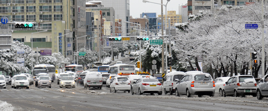 출근길 차량들이 서행하고 있다.