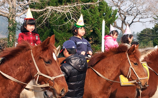 말을 탄 시흥초등학교 신입생