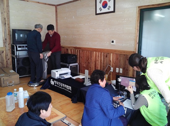 하귀농협, 건관협 제주지부에서 지난 3일 고성2리 경로당에서 조합원들을 대상으로 비만예방검진을 시행했다.