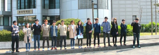 제주교대 학생들은 9일 제주대 교육대 사라캠퍼스 앞에서 시간선택 교사제도 철회를 촉구했다