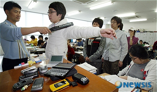 2008학년도 대입 수학능력시험을 앞두고 광주시교육청이 수능부정 방지를 위해 광주 동구 모 입시학원에서 수험생들을 대상으로 금속탐지기를 이용한 검색시연을 하는 장면. 뉴시스.