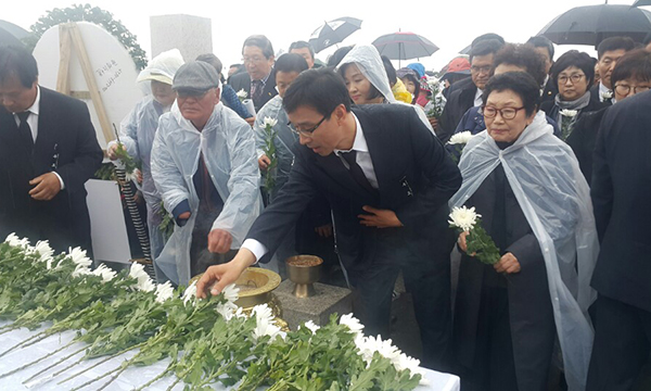 위성곤 후보가 4·3희생자 추념식에서 헌화하고있다.