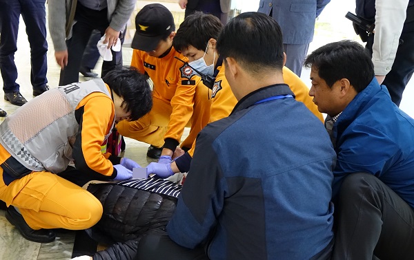 세월호 참사 20명의 사람들을 구해 파란 바지의 의인이라고 불리는 김동수(50)씨가 18일 오후 제주도청 1층 로비에서 세월호 진상규명 등을 요구하며 자해를 해 119대 구급대원들에게 치료를 받고 있다. <뉴시스>