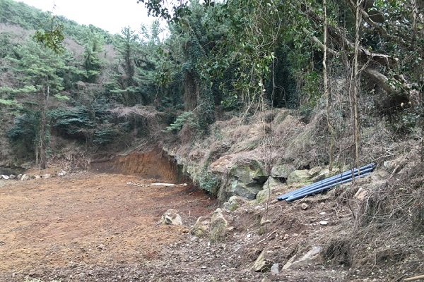 콘크리트 기반시설물을 설치해 170m 상단의 우수관로를 땅 속으로 매립하고 그 작업 중 남은 지름 20㎝ PVC 주름관 모습