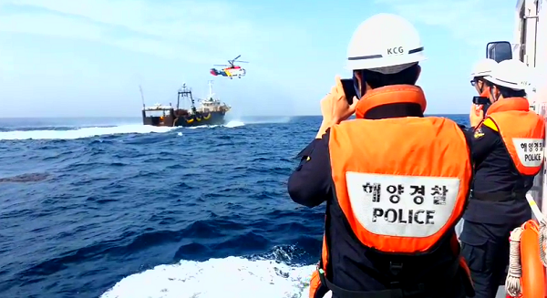 해경이 불법 조업을 하고있는 쌍끌이 저인망 어선을 추격하고 있다.
