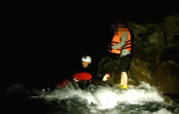 서귀포시 외돌개 인근 갯바위에서 고립됐던 낚시객 2명이 해경에 의해 구조되고 있다.<서귀포해양경비안전서 제공>