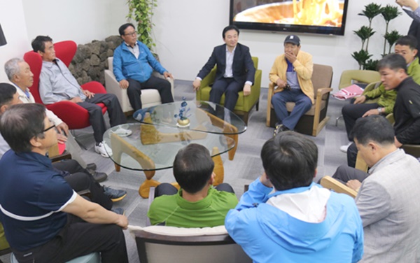 제주도를 항의 방문한 온평리 주민들이 원희룡 지사와 면담하고 있다.