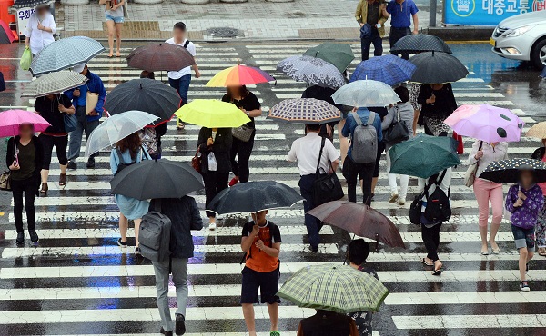 제주도는 당초 예상보다 하루 앞당겨진 18일 오후부터 장마가 시작될 전망이다. <뉴시스>