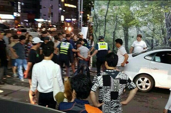 19일 벌어진 살인사건 현장에서 피의자인 박씨가 현장에서 경찰에 체포되고 있다.