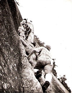 1968년 10월 오현고 산악부원이 서울법대 산악부원과 인수봉 암벽등반을 하고 있다.