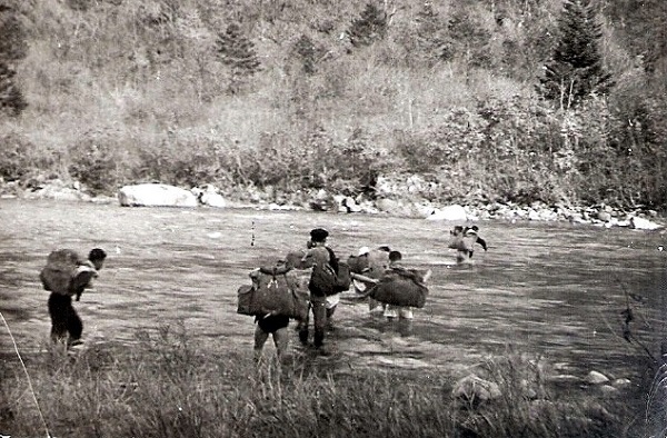 백담사 계곡을 건너는 모습.