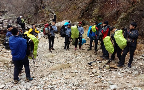 설악산을 등반하고 있는 모습.