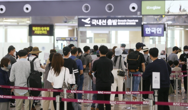 추석 당일인 지난달 21일 오전 제주국제공항이 귀성객과 관광객들로 북적이고 있다. [연합뉴스]
