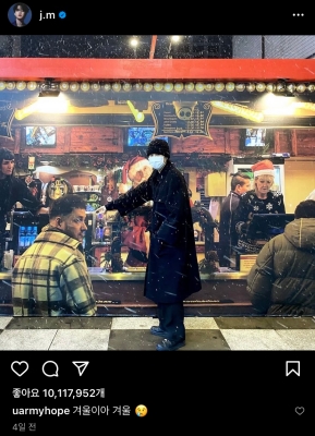 BTS 멤버 지민이 성탄절인 지난 25일 누웨마루 거리에 조성된 포토존 앞에서 인증샷을 찍고 개인 SNS에 올렸다. 현재 게시물은 1000만 명이 '좋아요'를 누른 상태다. [지민 인스타그램 캡쳐]