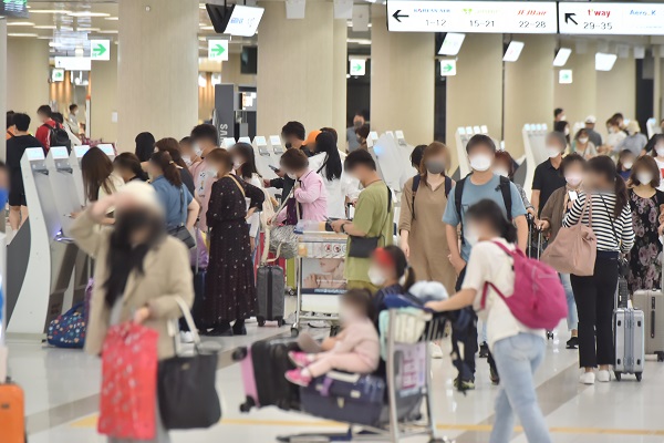 이용객으로 붐비는 제주공항. [연합뉴스]